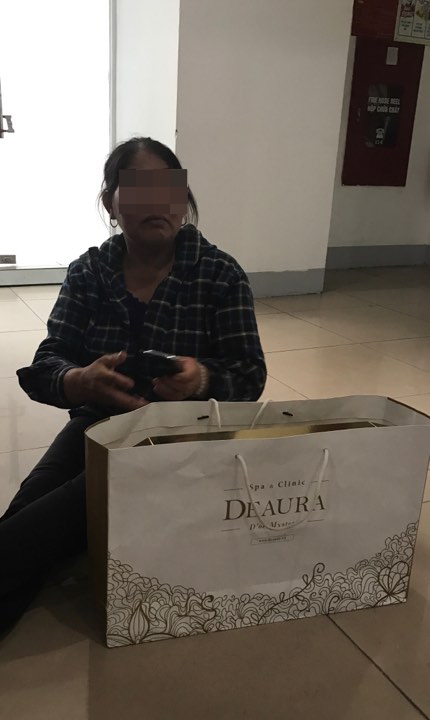  Bà H với bộ sản phẩm dưỡng da của DeAura có giá 43 triệu đồng. Ảnh: M.T 
