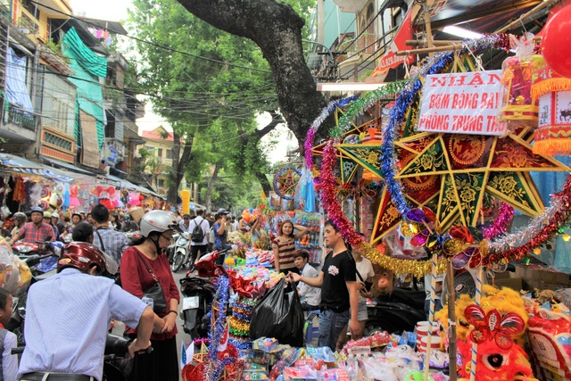  Đèn ông sao cỡ đại thường được bán cho các trường học, cơ quan, có giá cả triệu đồng/chiếc. (Ảnh: Hồng Vân) 