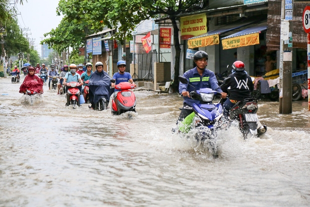 Gần 3km đường biến thành sông vì triều cường, ô tô “quật” trẻ em té ngã giữa dòng nước ở Sài Gòn - Ảnh 2.