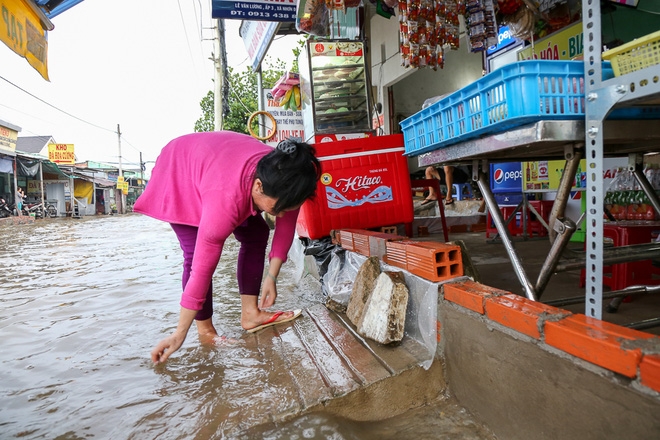 Gần 3km đường biến thành sông vì triều cường, ô tô “quật” trẻ em té ngã giữa dòng nước ở Sài Gòn - Ảnh 17.