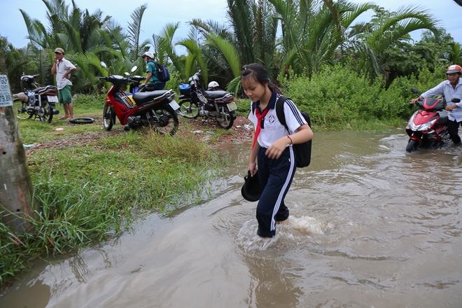 Gần 3km đường biến thành sông vì triều cường, ô tô “quật” trẻ em té ngã giữa dòng nước ở Sài Gòn - Ảnh 18.