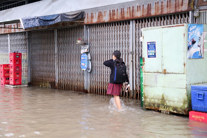 Gần 3km đường biến thành sông vì triều cường, ô tô “quật” trẻ em té ngã giữa dòng nước ở Sài Gòn - Ảnh 18.