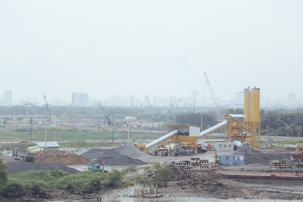 Hàng loạt cao ốc ở Sài Gòn mất tích trong sương mù dày đặc vào giữa trưa - Ảnh 9.