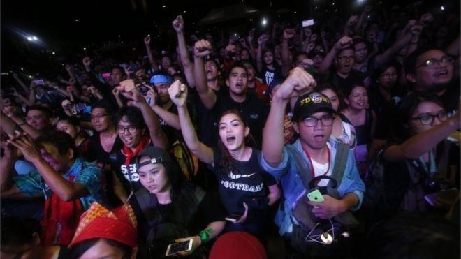 Người dân Philippines biểu tình phản đối Tổng thống Rodrigo Duterte. Ảnh: EPA