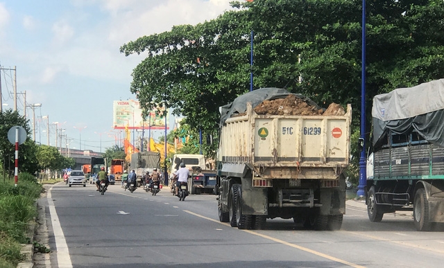  Xe chở đất chạy đầy trên đường. Đất đá chở trên xe không được che chắn cẩn thận. 