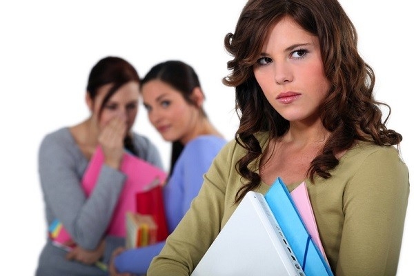  Nhiều chị em cảm thấy khó ở khi bị người khác nói xấu sau lưng. Ảnh minh họa 