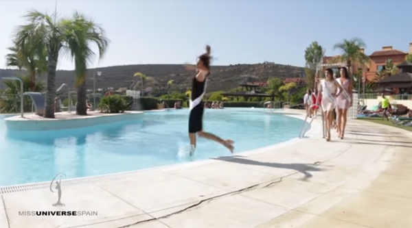 mai-catwalk-thi-sinh-hoa-hau-hoan-vu-tay-ban-nha-nga-lan-xuong-ho-boi