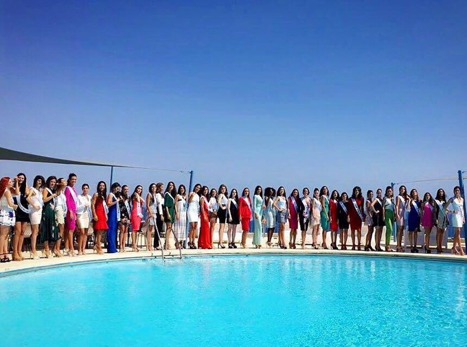 mai-catwalk-thi-sinh-hoa-hau-hoan-vu-tay-ban-nha-nga-lan-xuong-ho-boi-2