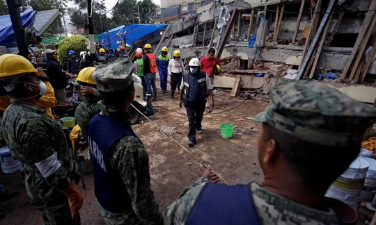 Mexico: Đụng độ do quân đội ngưng tìm nạn nhân động đất - Ảnh 1.