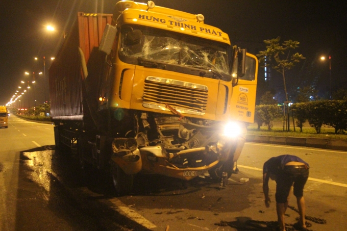 Chiếc container hư hỏng sau va chạm, tài xế tử vong thương tâm.