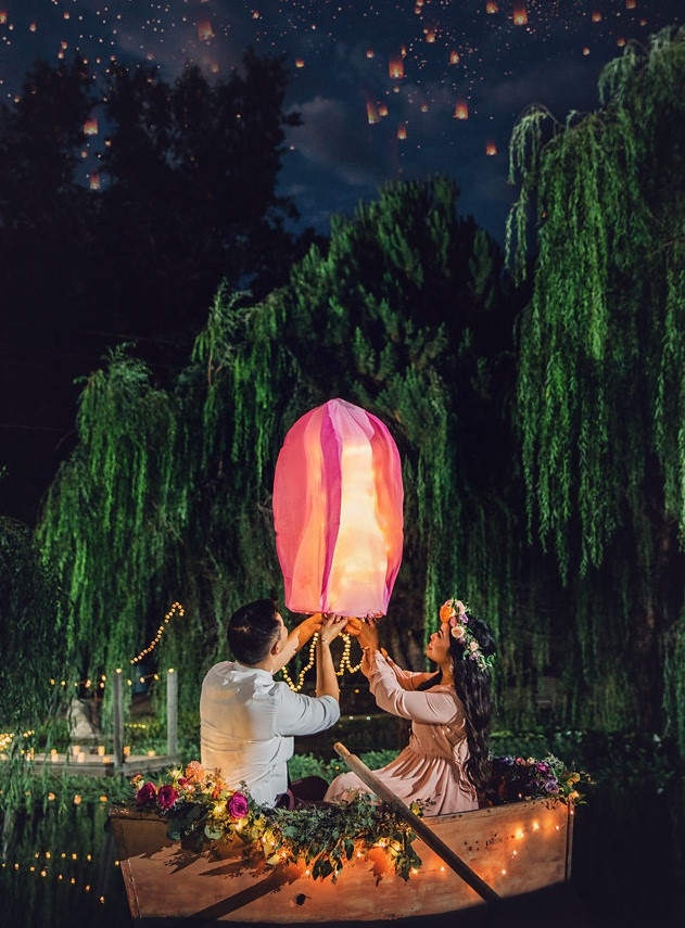 Dam cuoi doc dao cua doi tre tai cong vien Disneyland hinh anh 2