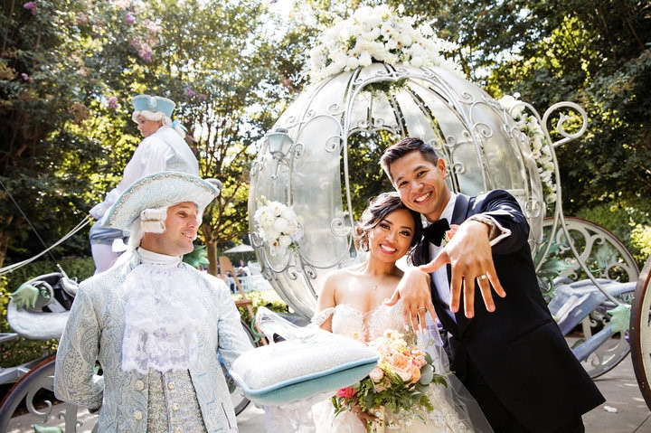 Dam cuoi doc dao cua doi tre tai cong vien Disneyland hinh anh 3
