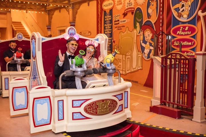 Dam cuoi doc dao cua doi tre tai cong vien Disneyland hinh anh 9