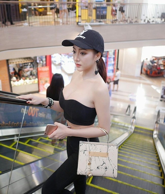 Vẻ đẹp nóng bỏng của cô người mẫu 18 tuổi khiến dân mạng rần rần chia sẻ - Ảnh 1.
