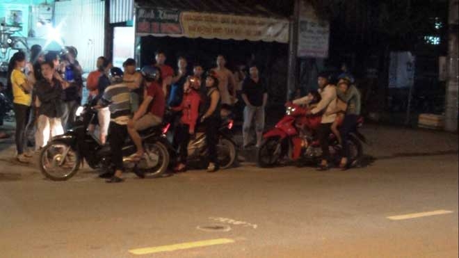 2 nữ sinh bất động trên đường, xe máy gây tai nạn phóng đi như “tên bắn” - 1