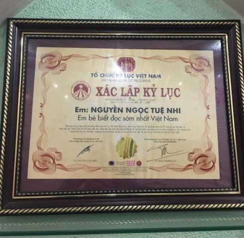 Tuệ Nhi được xác lập kỷ lục “Em bé biết đọc sách sớm nhất Việt Nam”.