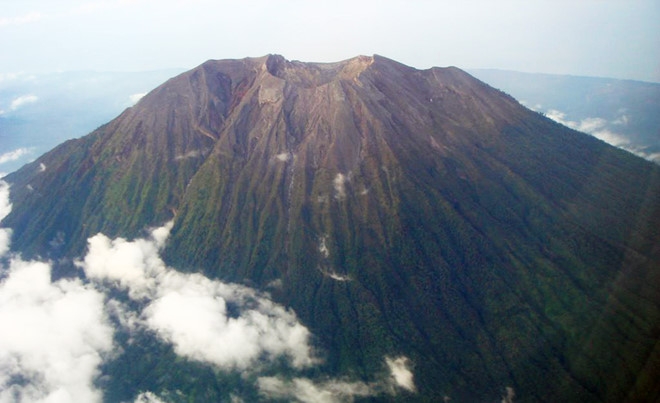 Hang chuc nghin nguoi tai Bali di tan do so nui lua phun trao hinh anh 1