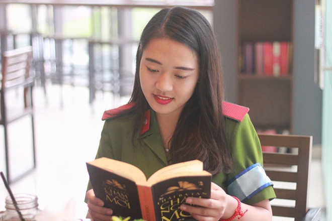 Nu sinh Hoc vien Canh Nhan dan: 'Toi muon lap lai danh hieu thu khoa' hinh anh 3