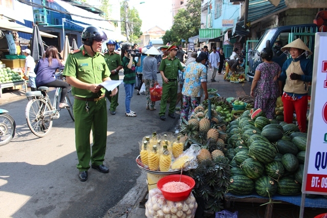 rut day nit danh cong an dang xu ly lan chiem via he o sai gon hinh anh 1