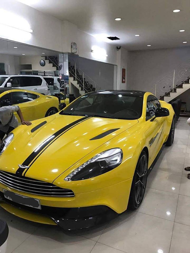 Siêu xe Aston Martin Vanquish cùng dàn xe thể thao tại Sài thành đồng loạt thay áo đề-can màu vàng - Ảnh 3.