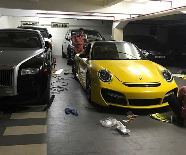 Siêu xe Aston Martin Vanquish cùng dàn xe thể thao tại Sài thành đồng loạt thay áo đề-can màu vàng - Ảnh 8.