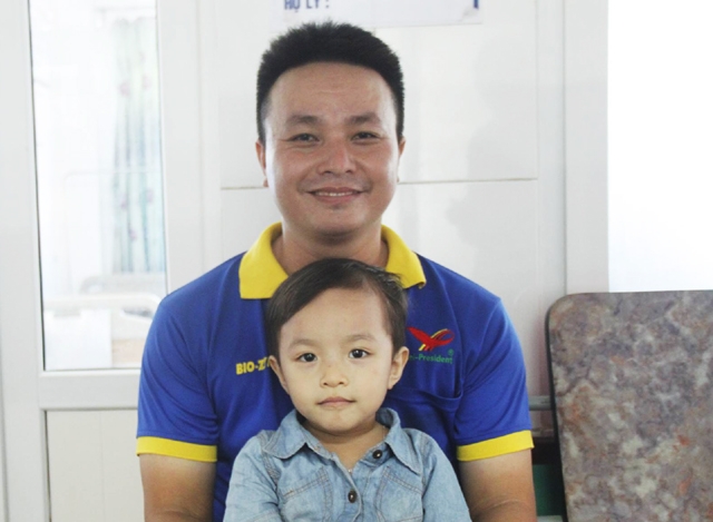 Ông bố 3 con không ngờ mình chính là người tự tay đỡ, đón công chúa thứ 3 chào đời