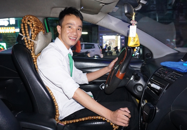Tài xế chưa vợ Nguyễn Nhật lần đầu tiên trong đời chứng kiến một sự kiện hi hữu ngay trên xe của mình