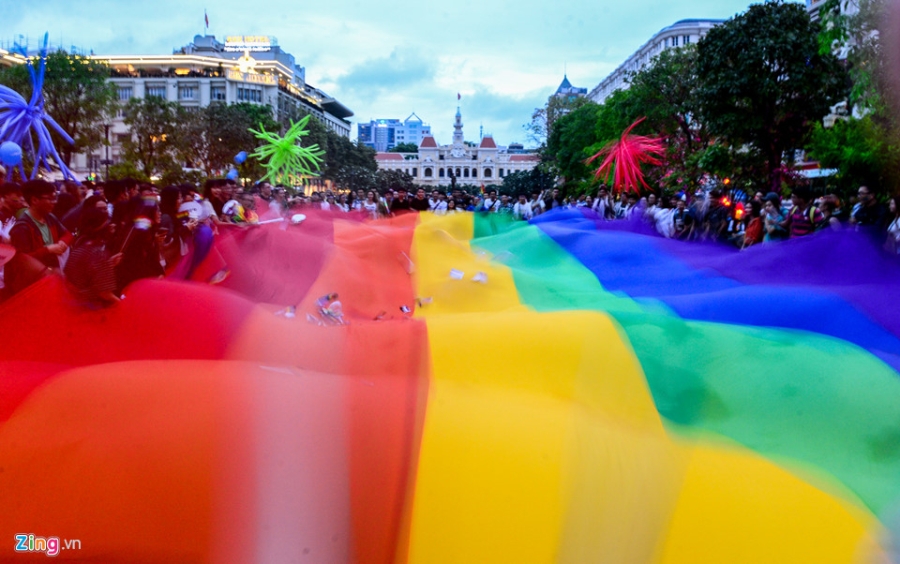 Ban tre tung co cau vong LGBT tren pho di bo Nguyen Hue hinh anh 2