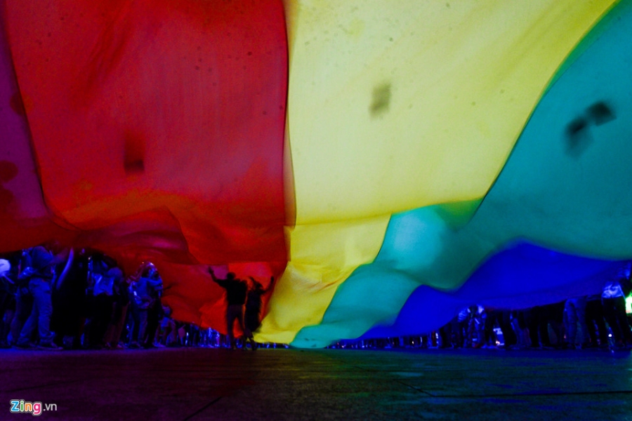 Ban tre tung co cau vong LGBT tren pho di bo Nguyen Hue hinh anh 3