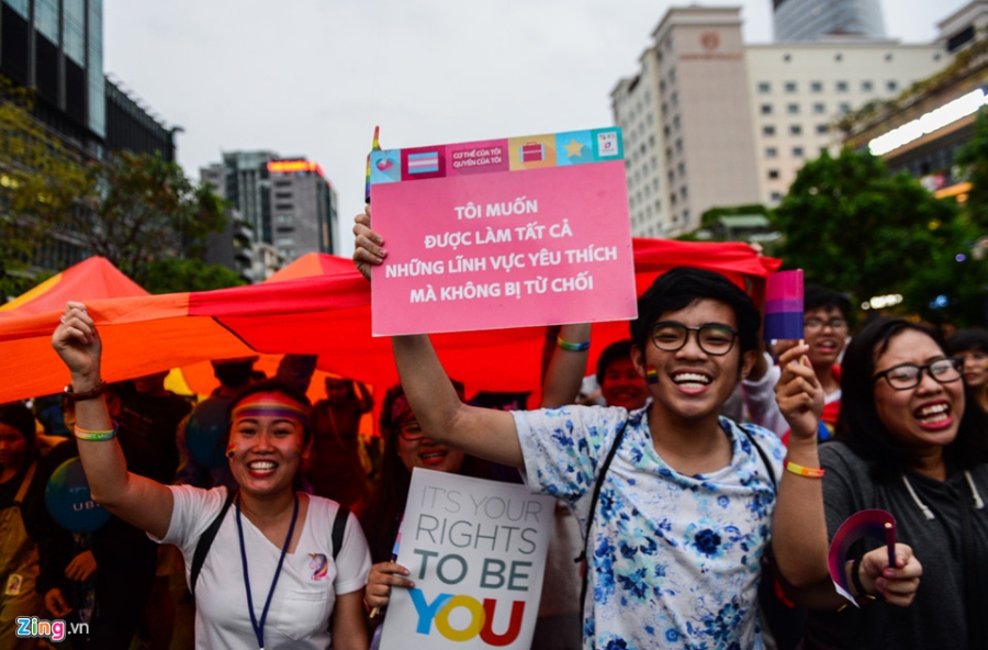 Ban tre tung co cau vong LGBT tren pho di bo Nguyen Hue hinh anh 7