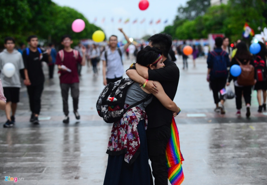 Ban tre tung co cau vong LGBT tren pho di bo Nguyen Hue hinh anh 9