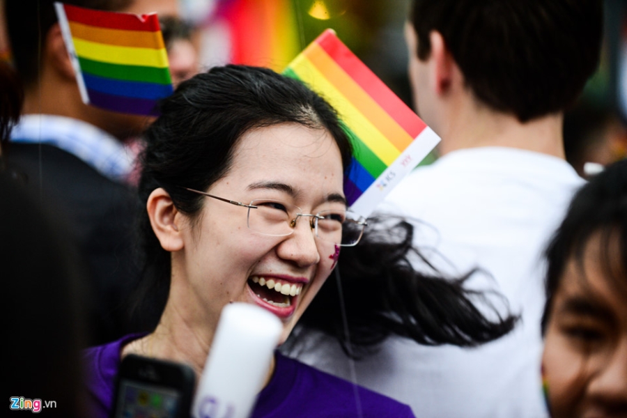 Ban tre tung co cau vong LGBT tren pho di bo Nguyen Hue hinh anh 10