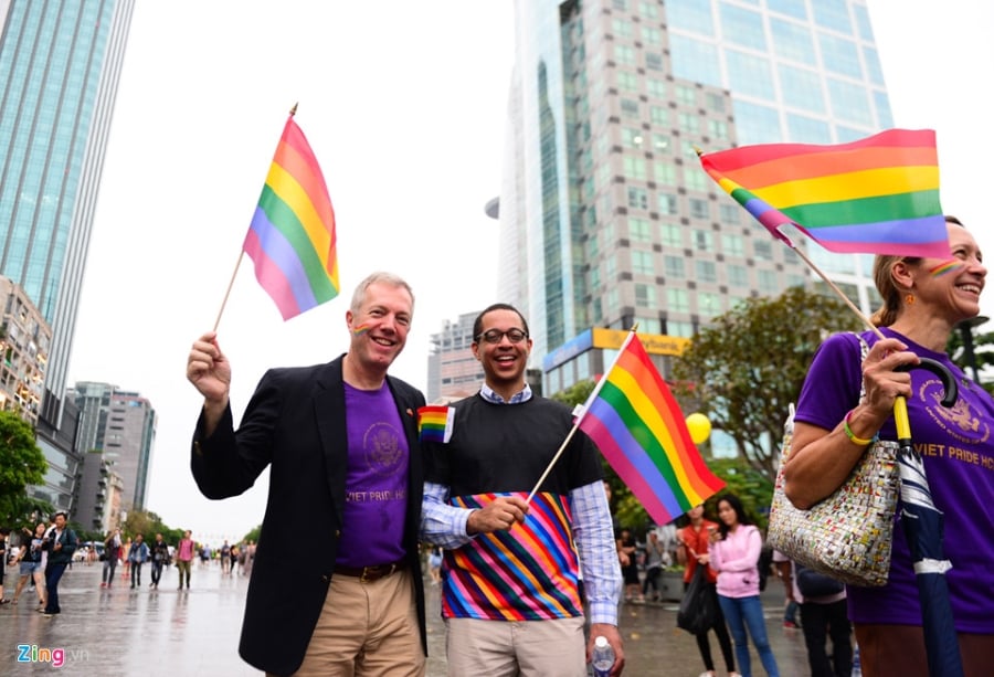 Ban tre tung co cau vong LGBT tren pho di bo Nguyen Hue hinh anh 11