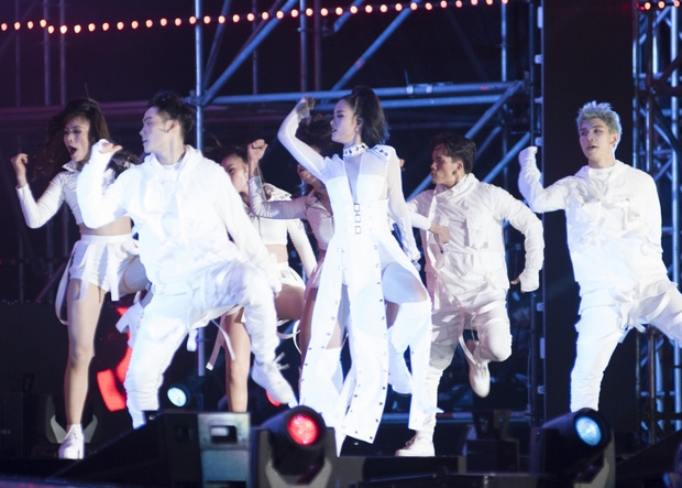 Trang phục của Đông Nhi tại Asia Song Festival 2017: Từ thảm đỏ đến sân khấu đều át cả sao Hàn - Ảnh 8.