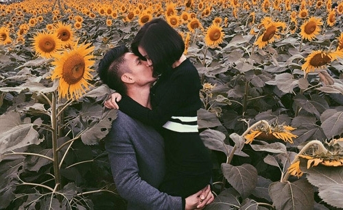  Hai vợ chồng từng “gây sốt” khi chia sẻ nụ hôn đầy ngọt ngào giữa bối cảnh là cánh đồng hoa hướng dương tuyệt đẹp. - Tin sao Viet - Tin tuc sao Viet - Scandal sao Viet - Tin tuc cua Sao - Tin cua Sao