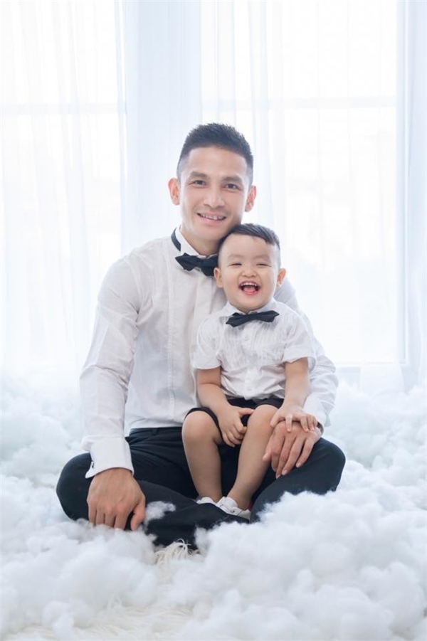  Cả gia đình Tâm Tít rạng rỡ chụp ảnh cùng nhau nhân dịp sinh nhật con trai đầu lòng. - Tin sao Viet - Tin tuc sao Viet - Scandal sao Viet - Tin tuc cua Sao - Tin cua Sao