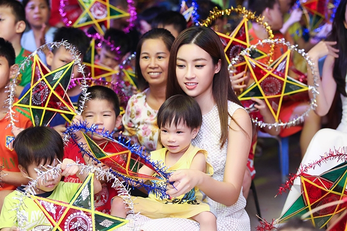 do-my-linh-thanh-tu-va-sao-nhi-bao-ngoc-vui-trung-thu-cung-tre-ngheo-5