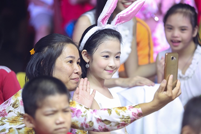 do-my-linh-thanh-tu-va-sao-nhi-bao-ngoc-vui-trung-thu-cung-tre-ngheo-9