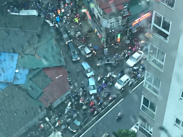 Đường phố Hà Nội ùn tắc sau mưa lớn, làn dành cho BRT bị chiếm dụng, nhiều người dân cố đi ngược chiều giữa dòng xe đông đúc - Ảnh 7.