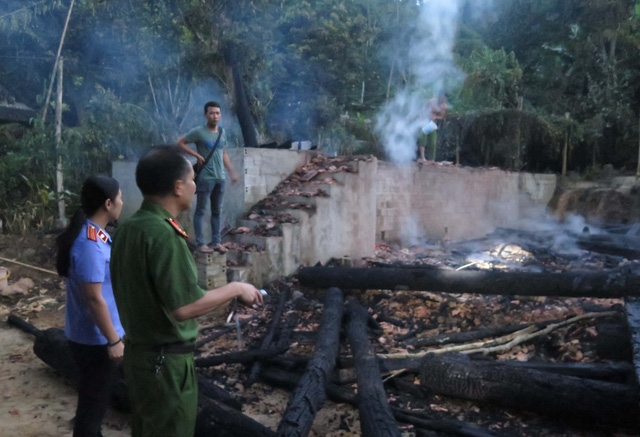  Lực lượng chức năng điều tra tại hiện trường vụ cháy. 