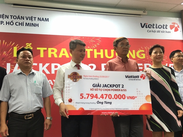 Lần thứ 2 khách hàng Vietlott không đeo mặt nạ khi nhận thưởng