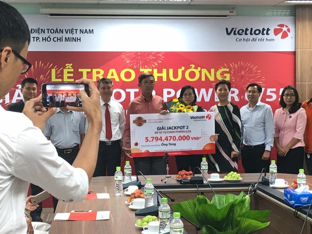 Vợ chồng ông Tùng cho biết sẽ dành một ít làm từ thiện, còn lại mua nhà và xe cho các con