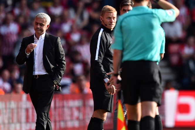 HLV Mourinho có thể không bị phạt dù nhận thẻ đỏ /// AFP