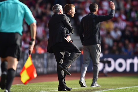 Nhận phạt thẻ đỏ nhưng HLV Mourinho có thể không bị phạt - ảnh 2