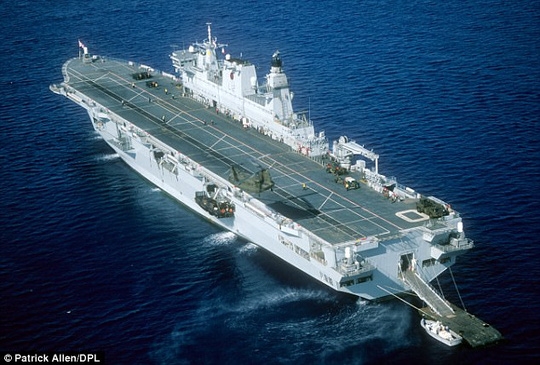  Tàu sân bay trực thăng HMS Ocean cũng bị bán tháo. Ảnh: Daily Mail 