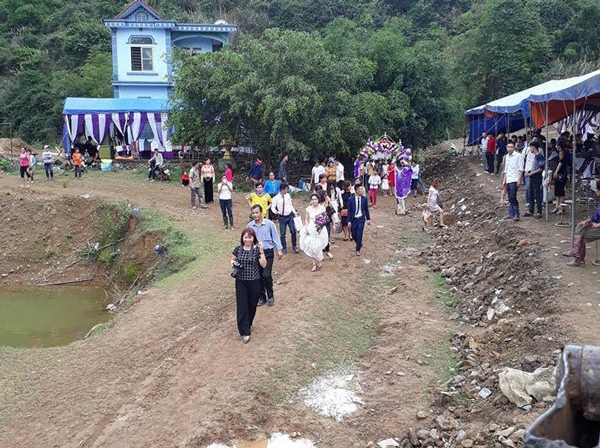 ruoc dau bang 2 xe tai, cap doi hoa binh khien cu dan mang tram tro - 5