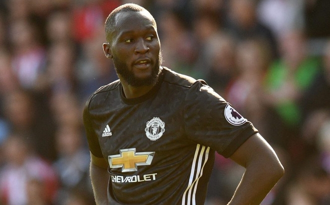 Sau khi ghi bàn quyết định, Lukaku bị Man United bỏ rơi cách nhà hàng trăm cây số