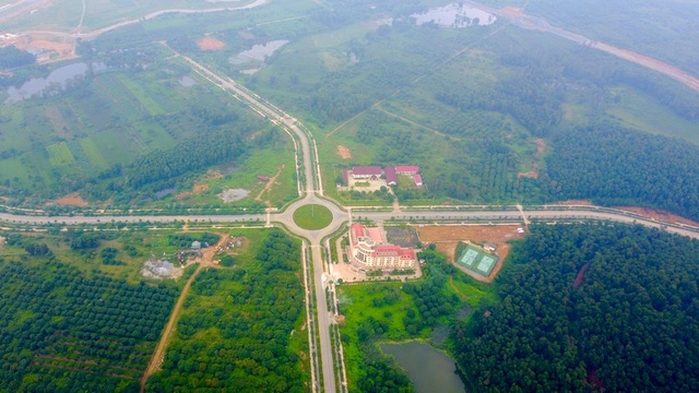 Dự án Đầu tư Xây dựng Đại học Quốc gia Hà Nội (ĐHQG Hà Nội) tại Hòa Lạc (Thạch Thất, Hà Nội) được triển khai trên tổng quỹ đất lên đến 1.000ha. Dự án được Chính phủ thông qua báo cáo nghiên cứu tiền khả thi năm 2003 do chính ĐHQG Hà Nội làm chủ đầu tư. Đến tháng 9/2008, Thủ tướng Chính phủ đã quyết định chuyển chủ đầu tư dự án sang Bộ Xây dựng. 