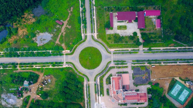  Ngày 20/12/2003,dự án ĐHQG Hà Nội được khởi công. Theo kế hoạch ban đầu, dự án này được chia làm 2 giai đoạn. Giai đoạn 1 từ năm 2003 đến 2007, giá trị xây dựng là 3.877 tỷ đồng. Giai đoạn 2 từ năm 2008 đến 2015, giá trị xây dựng là 3.898 tỷ đồng. Tuy nhiên đến nay, dự án vẫn chưa hoàn thành. 