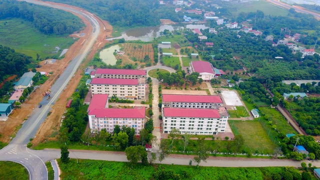  Khu Ký túc xá số 4 nhìn từ trên cao. Công trình này được Ban Quản lý Đầu tư xây dựng ĐHQG Hà Nội (thuộc Bộ Xây dựng) bàn giao vào tháng 11/2014. Theo quy hoạch, các công trình ký túc xá sinh viên là dự án thành phần gồm 5 khu được xây dựng trên phần đất có diện tích 88,8ha, tổng diện tích sàn dự kiến 494.270m2, đáp ứng nhu cầu chỗ ở cho gần 43.000 sinh viên. 